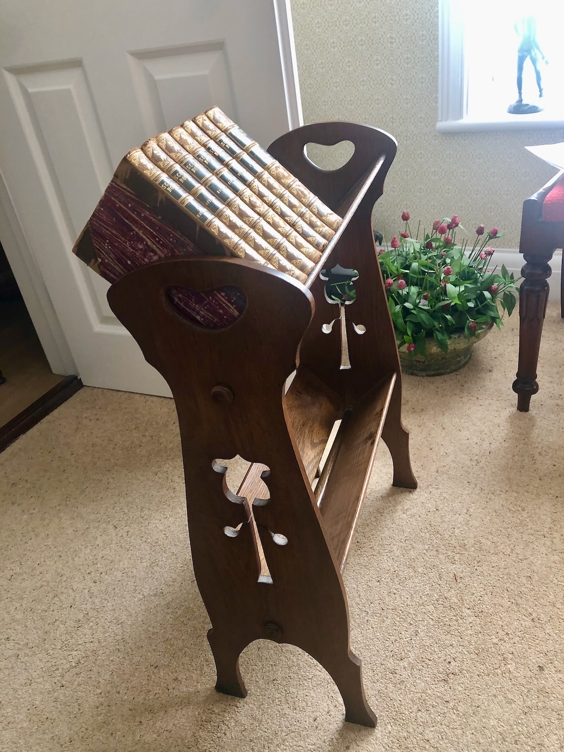 An Edwardian Arts & Crafts Pale Oak Book Stand. - Image 3