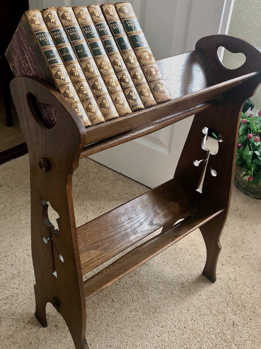 An Edwardian Arts & Crafts Pale Oak Book Stand. - Image 5